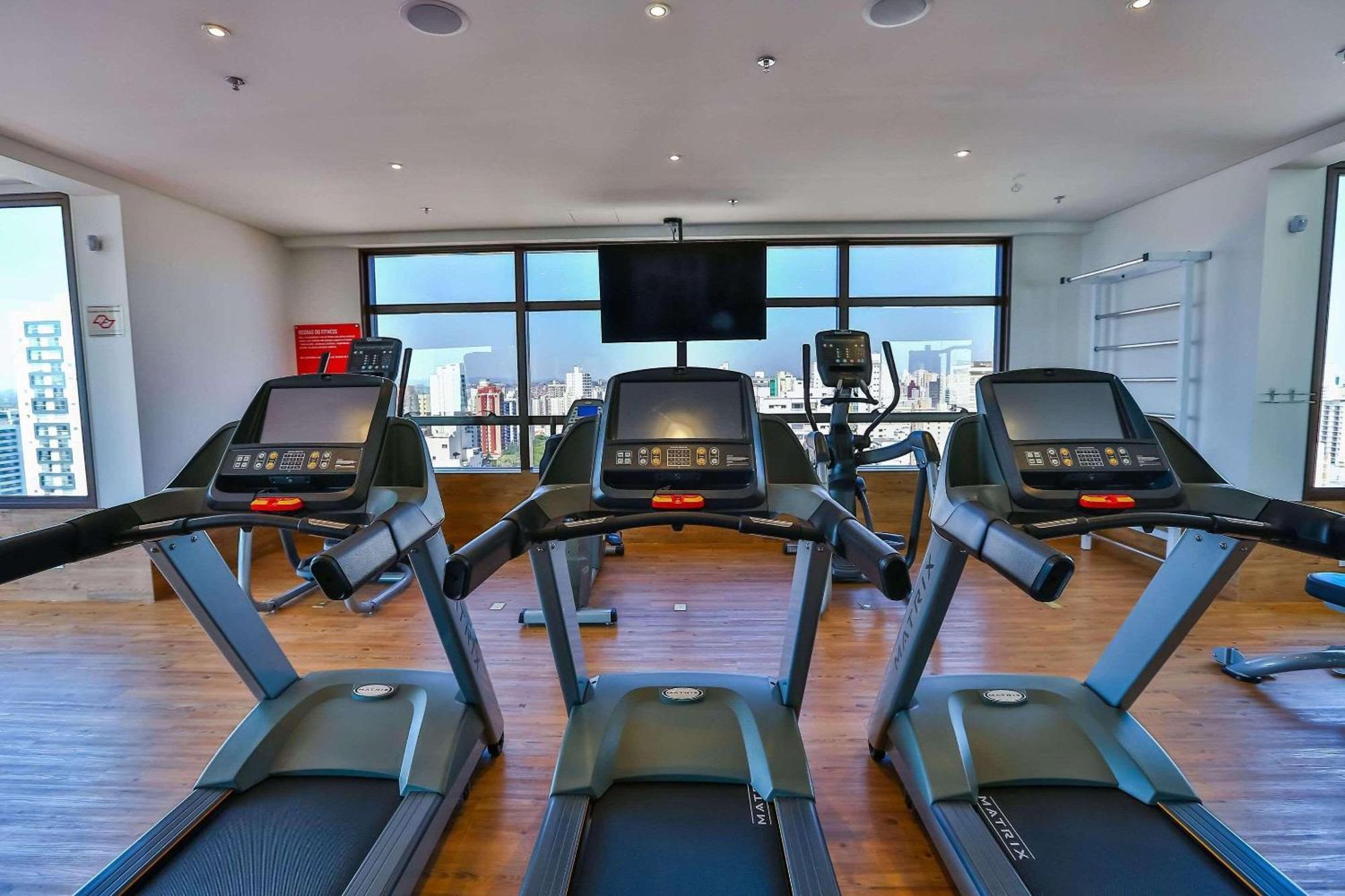 Radisson Red Campinas Hotel Campinas  Eksteriør billede The gym at the hotel