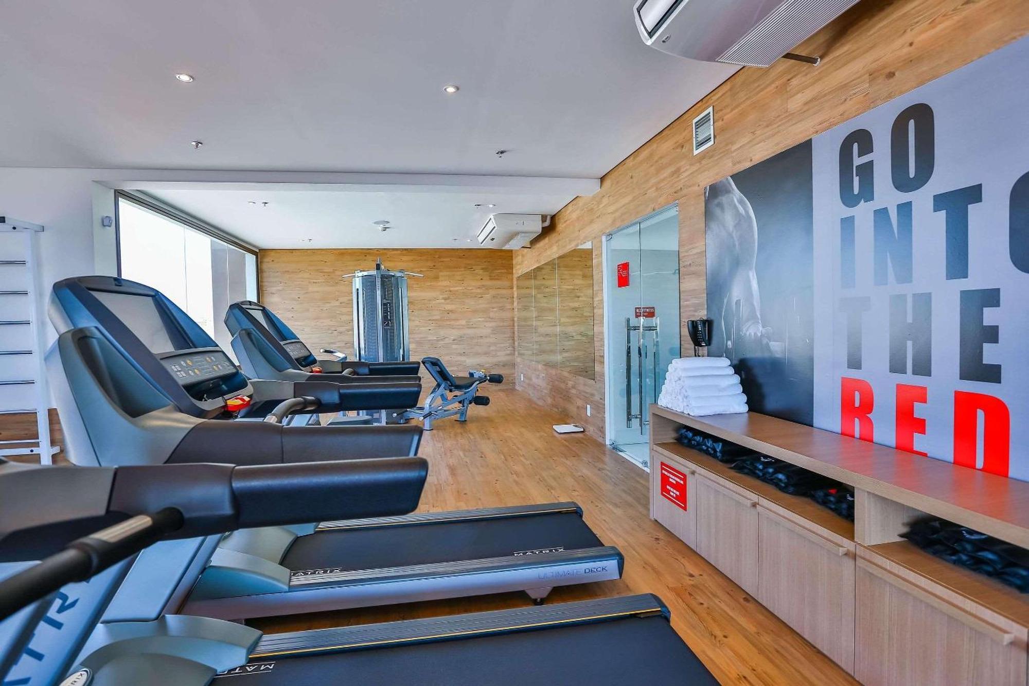 Radisson Red Campinas Hotel Campinas  Eksteriør billede The gym at the hotel