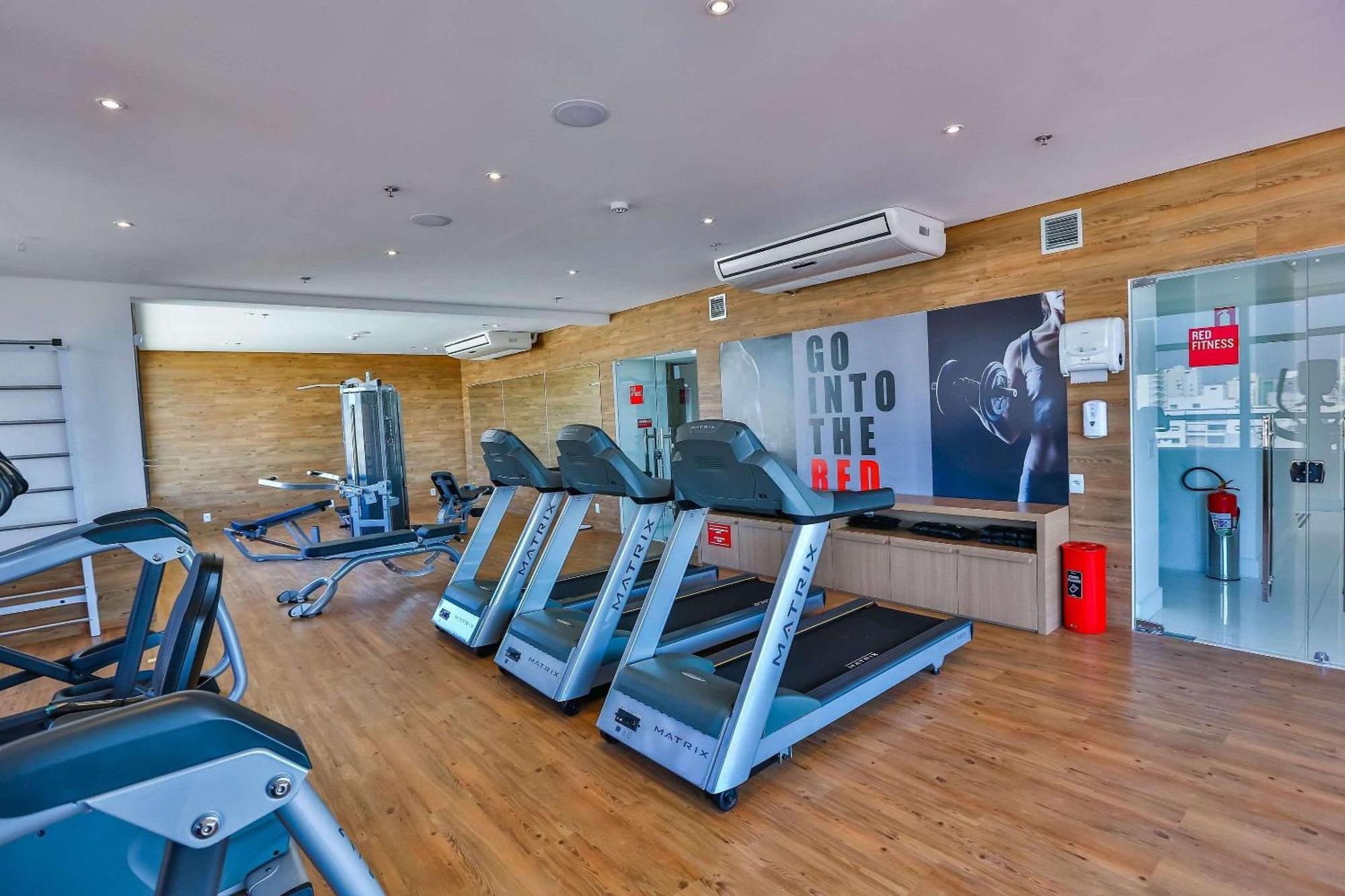 Radisson Red Campinas Hotel Campinas  Eksteriør billede The gym at the hotel