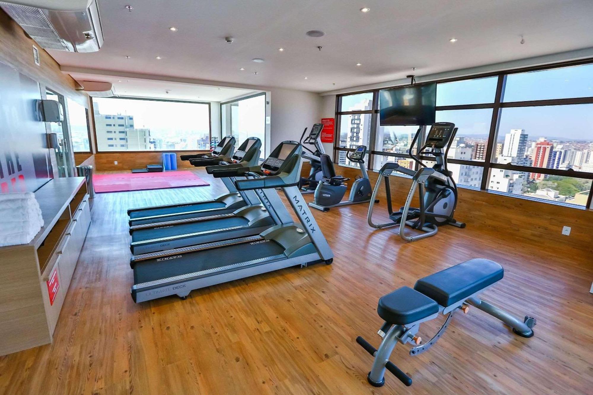 Radisson Red Campinas Hotel Campinas  Eksteriør billede A gym in a hotel