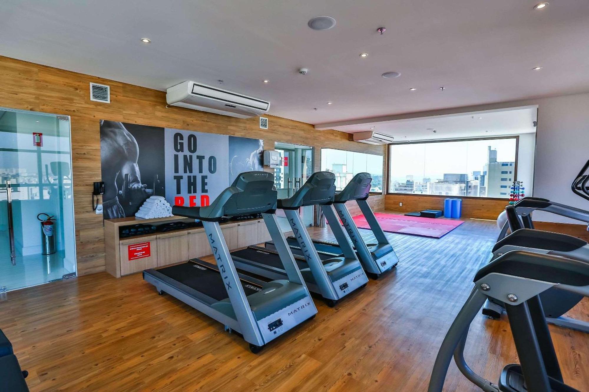 Radisson Red Campinas Hotel Campinas  Eksteriør billede The gym at the hotel