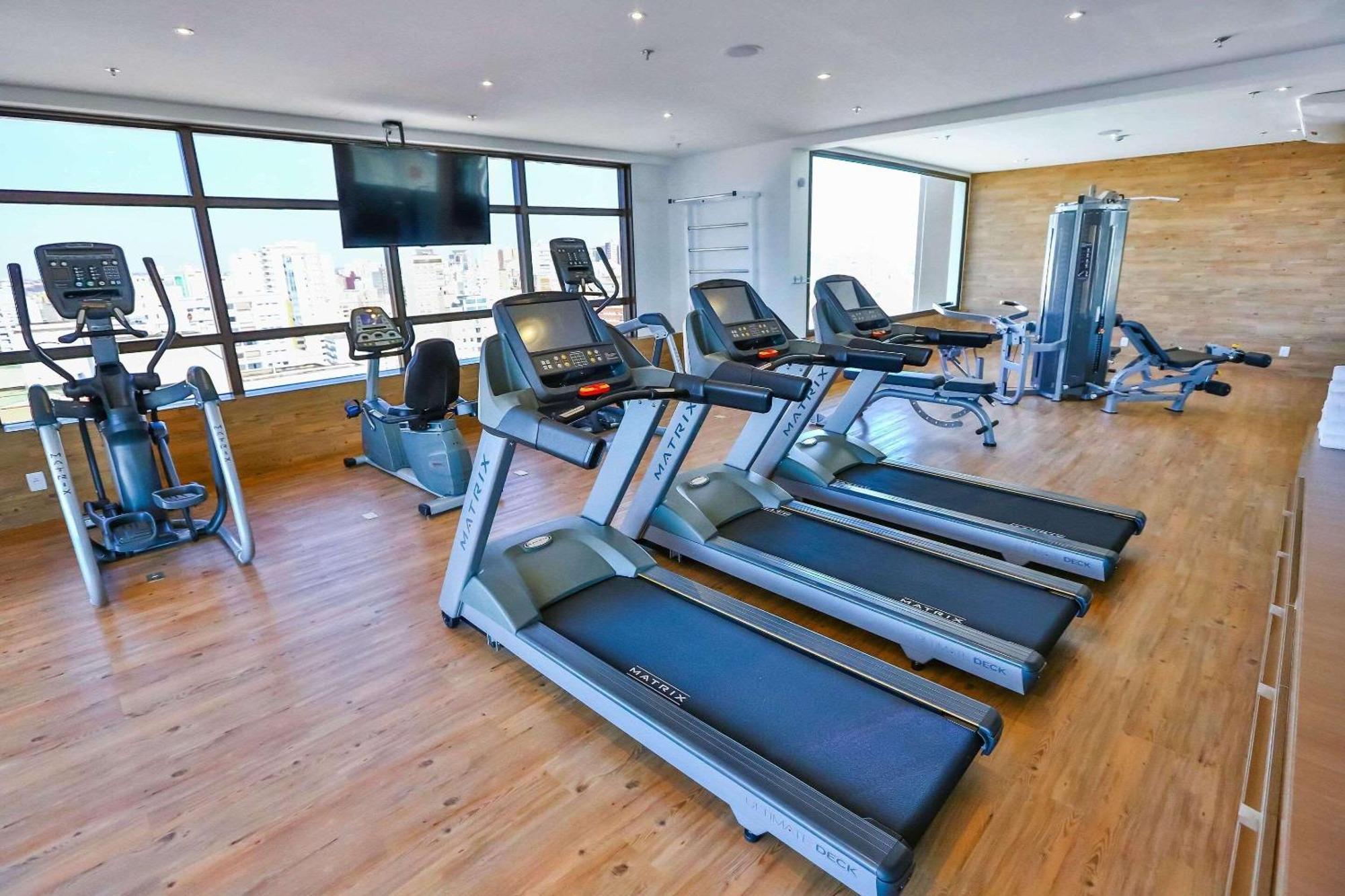 Radisson Red Campinas Hotel Campinas  Eksteriør billede The gym at the hotel